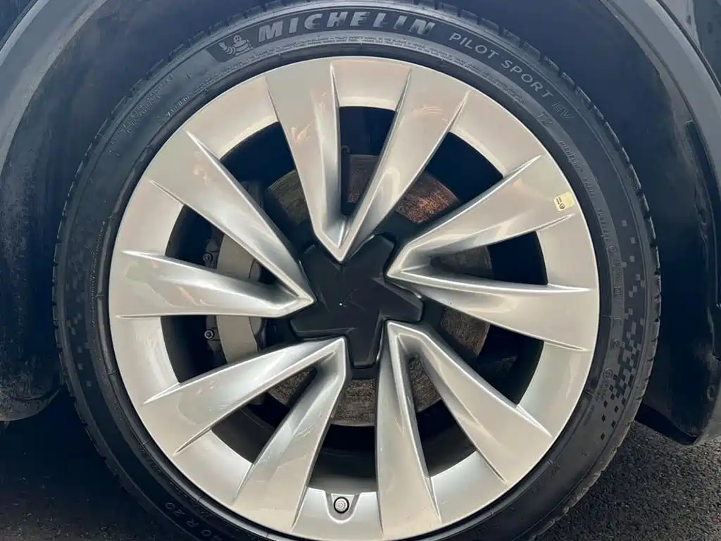 Tesla Model Y — миниатюра 8