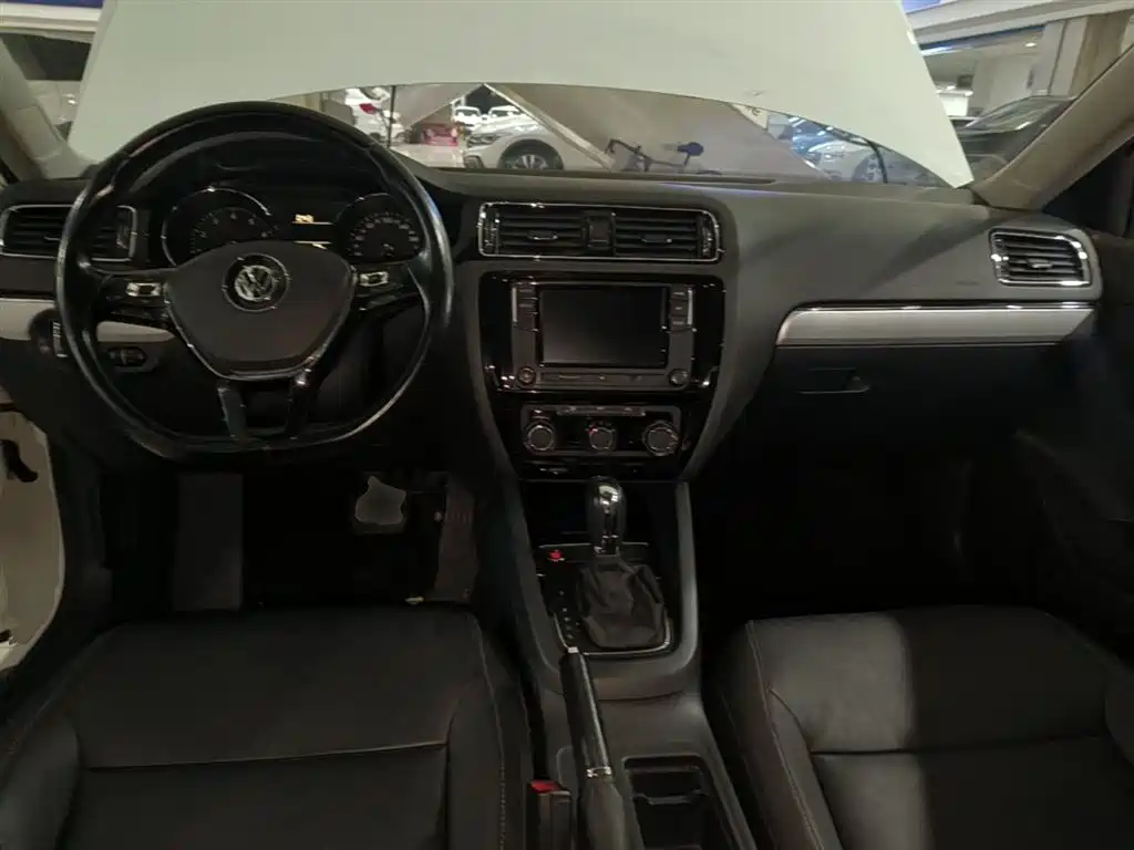 Volkswagen Sagitar 2018 1.6L AT Comfort