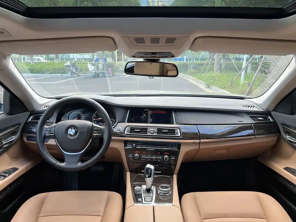 BMW 7 Series — миниатюра 13