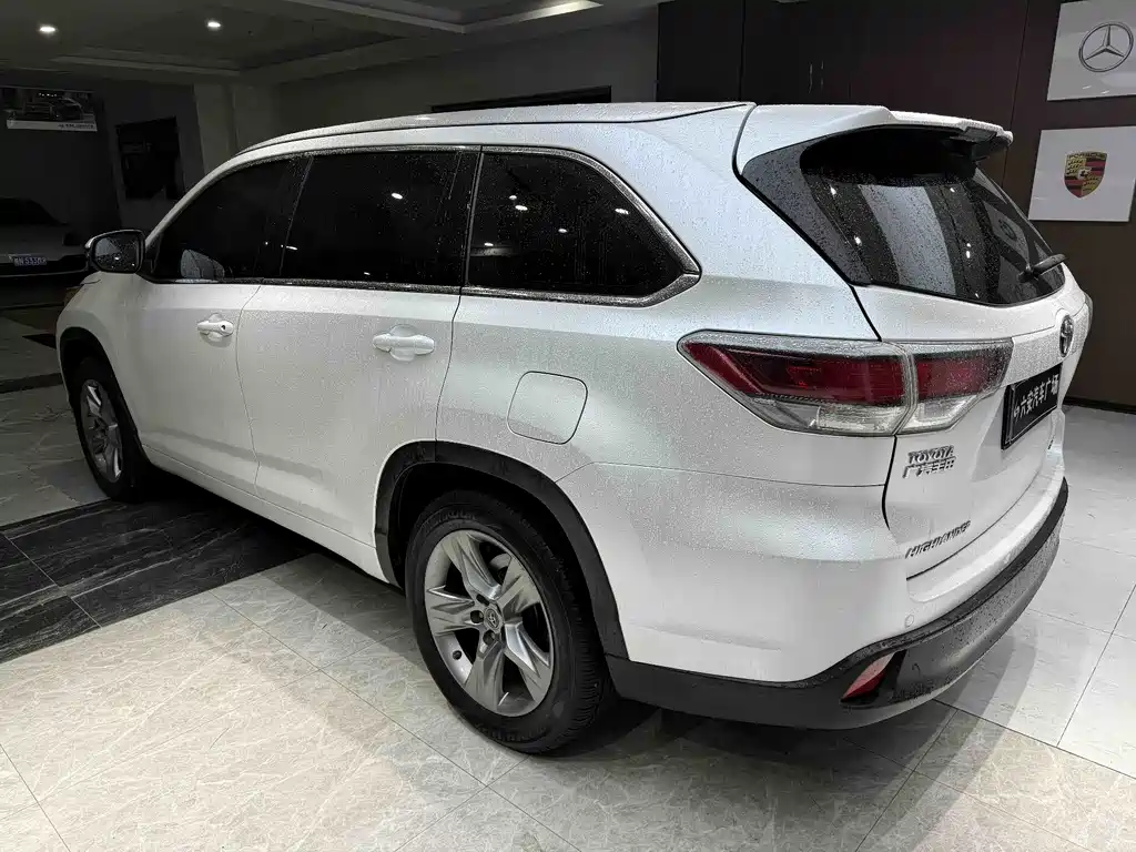 TOYOTA HIGHLANDER