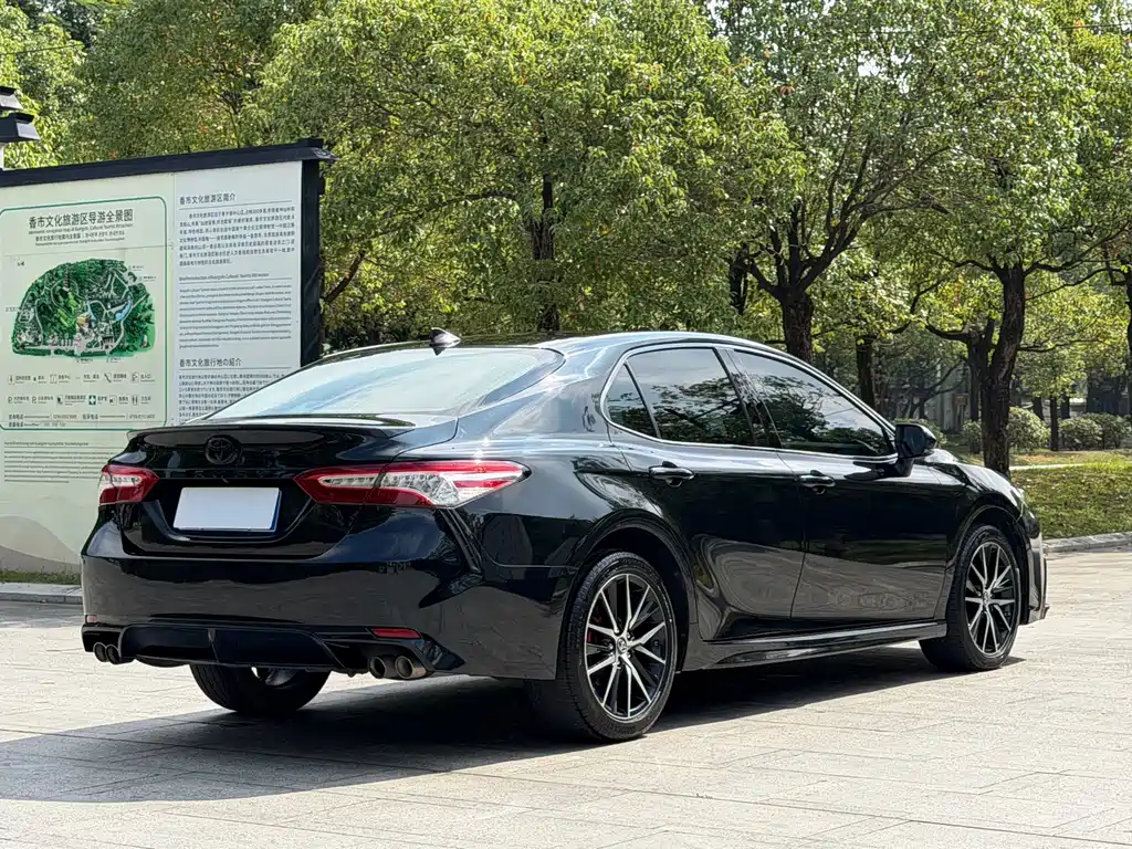 Toyota Camry — миниатюра 18
