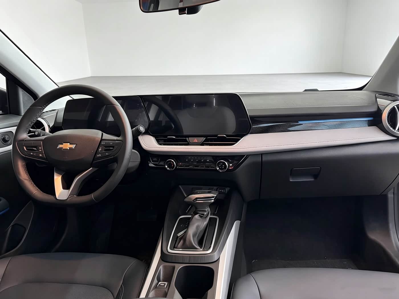 Chevrolet Monza 1.5 л 2024 г. Серебристо-серый, пробег 15000 км