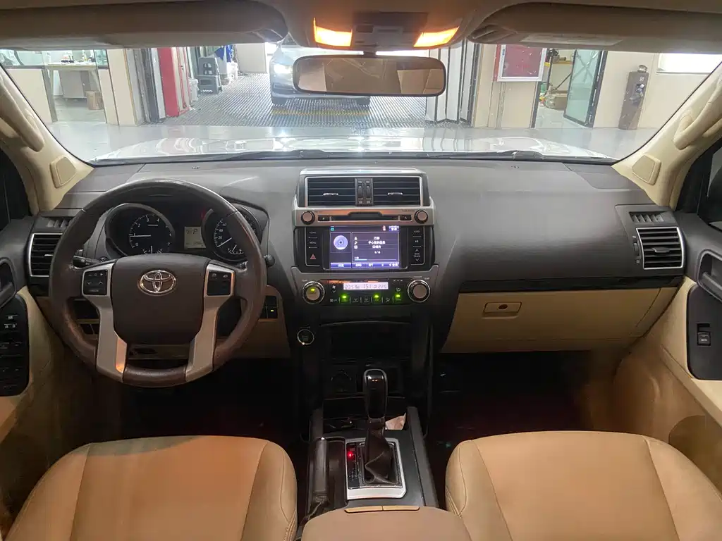 Toyota Land Cruiser Prado 2016 2.7L AT Standard