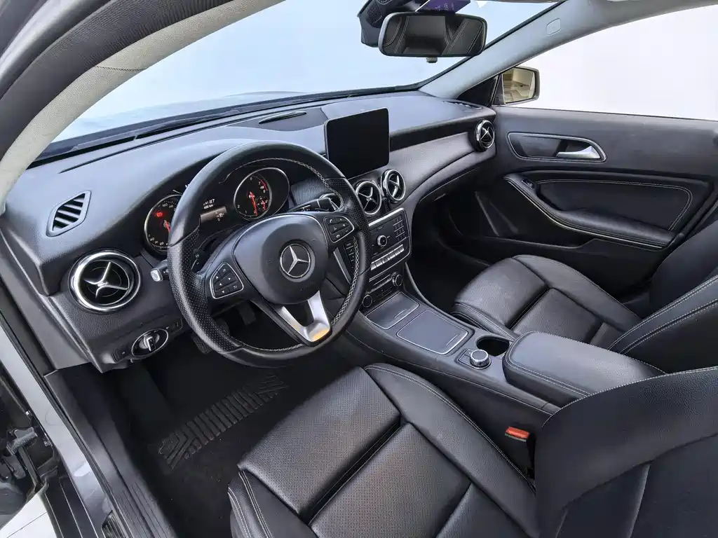 MERCEDES-BENZ GLA