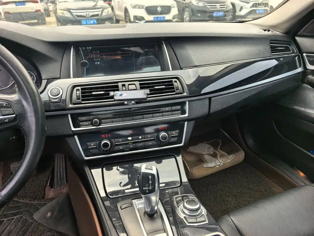 BMW 5 Series — миниатюра 12