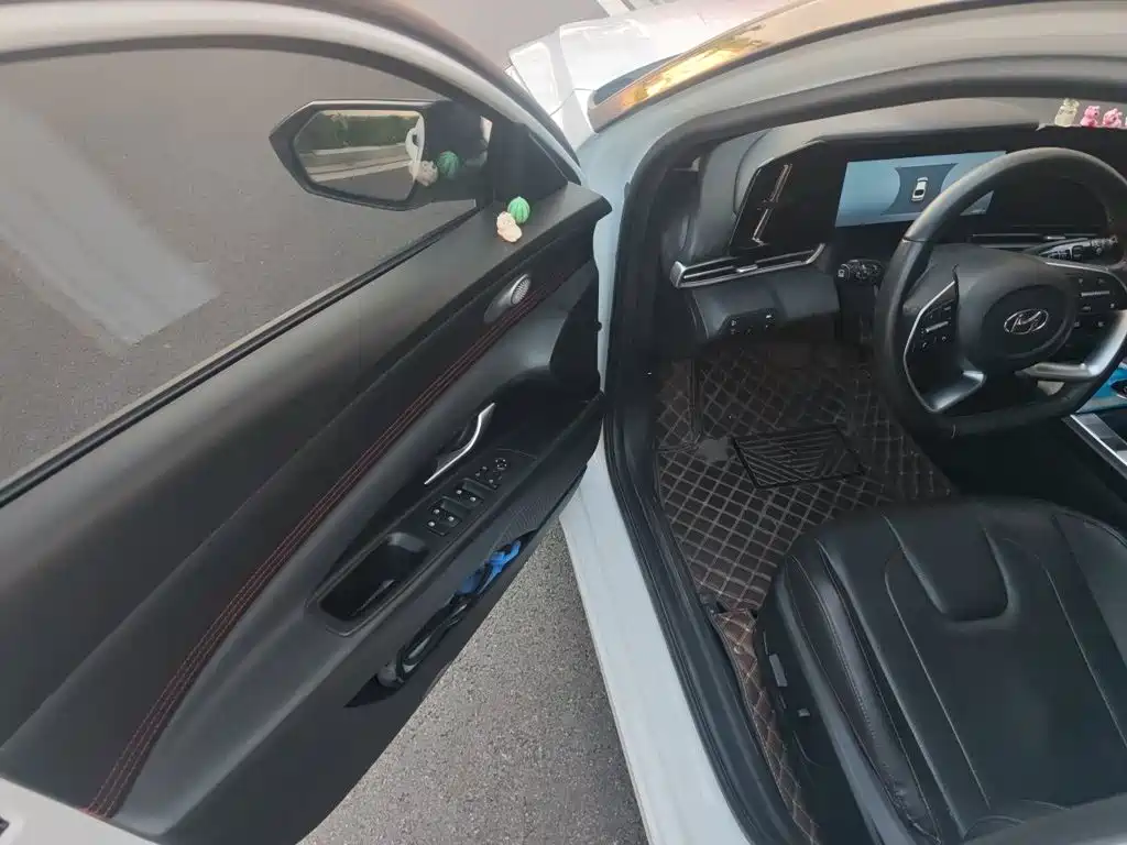 Hyundai Elantra — миниатюра 12