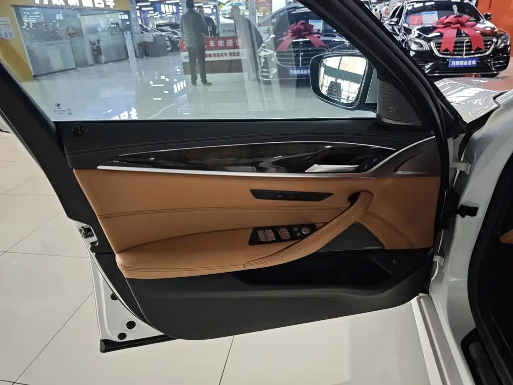 BMW 5 Series — миниатюра 10