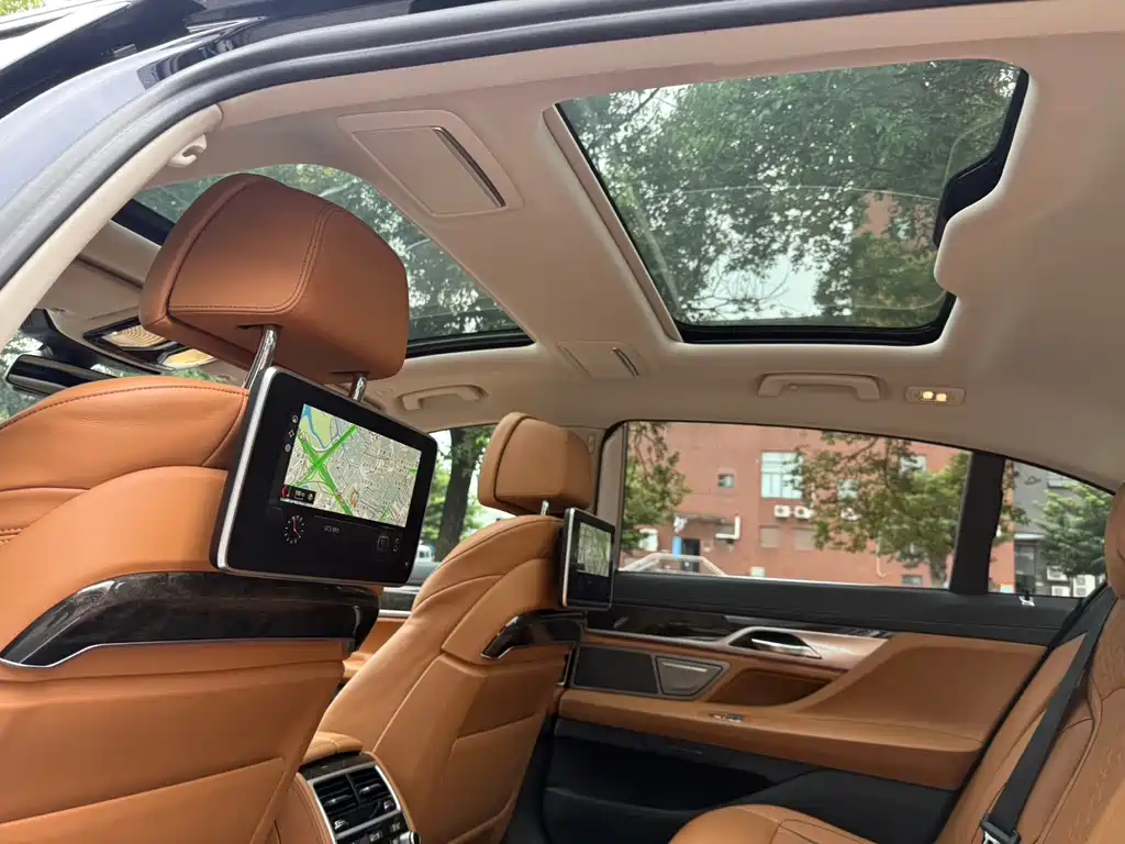 BMW 7 Series — миниатюра 27