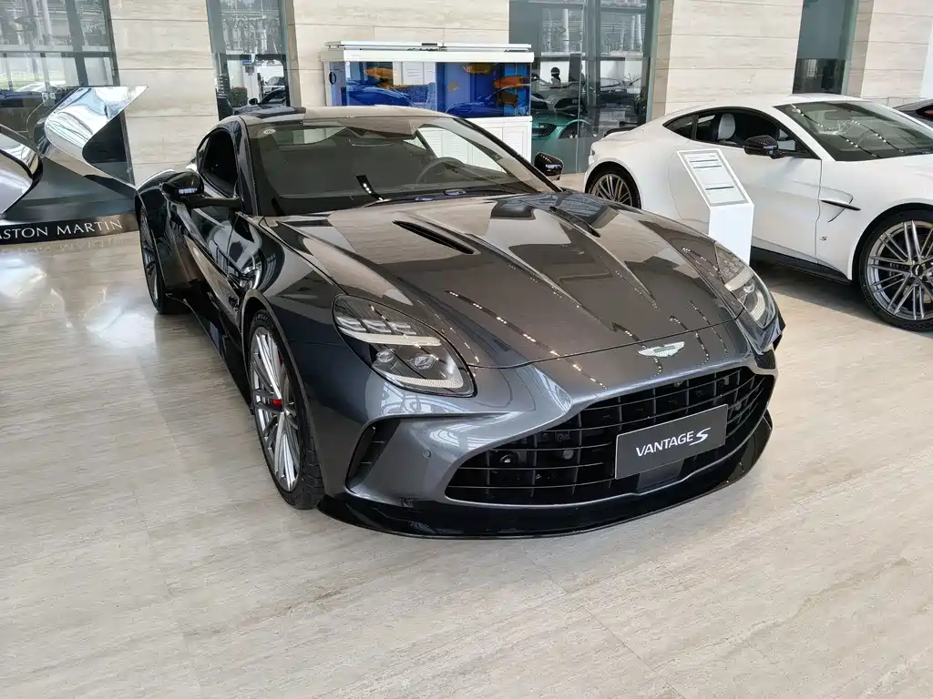 Aston Martin DB12 — миниатюра 3