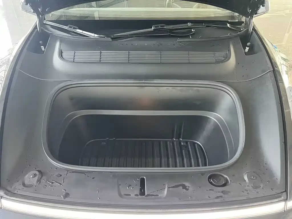 Tesla Model Y — миниатюра 11