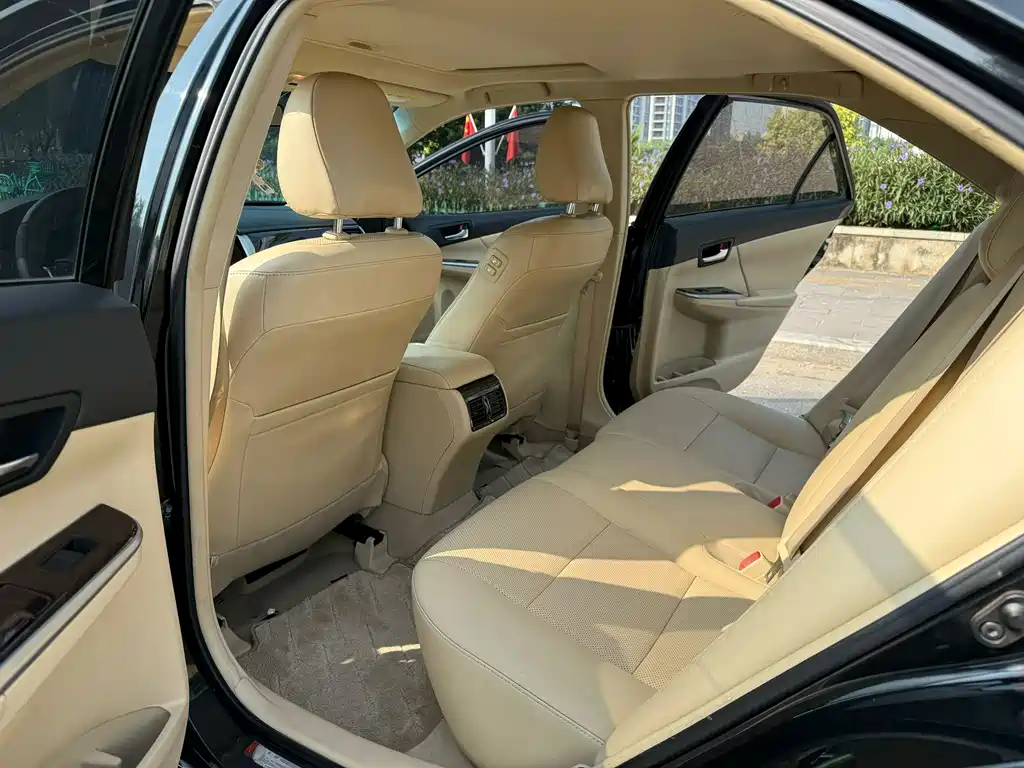 Toyota Camry — миниатюра 5