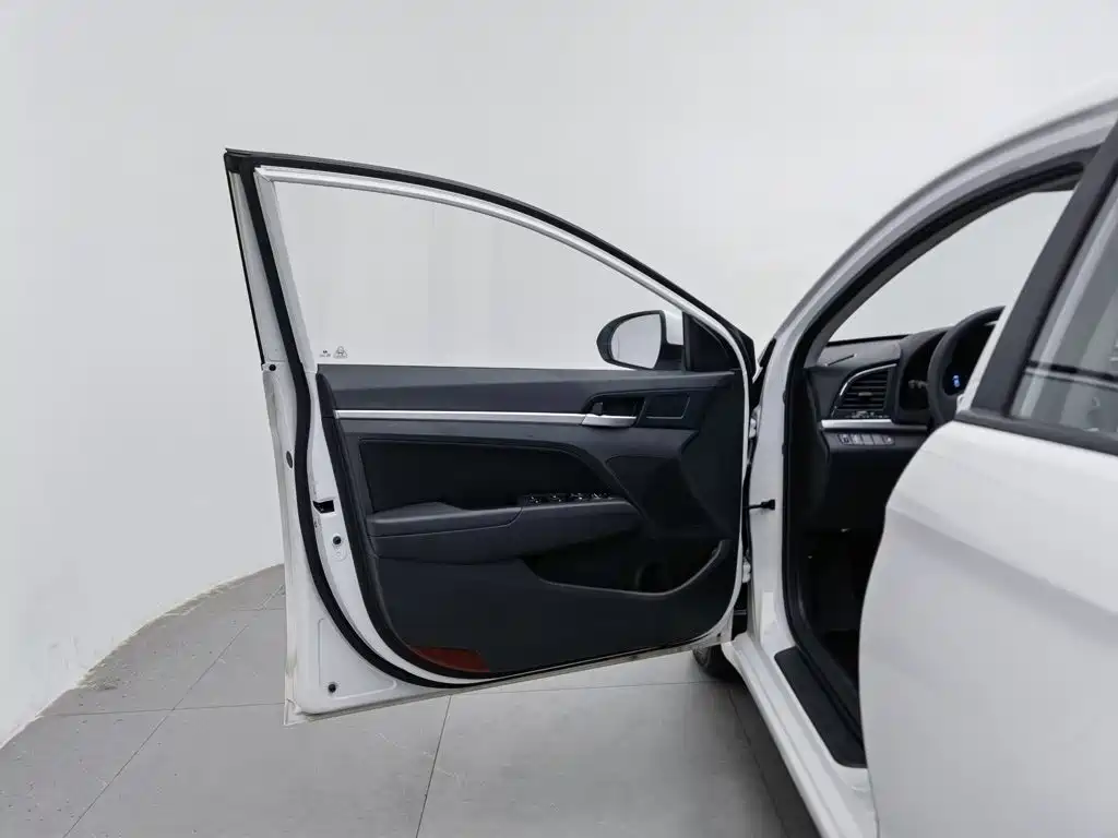 Hyundai Elantra — миниатюра 8