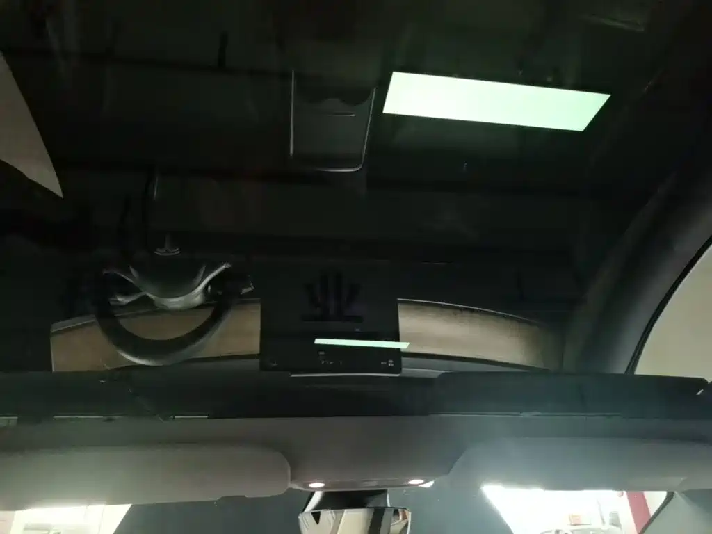 Tesla Model 3 — миниатюра 18