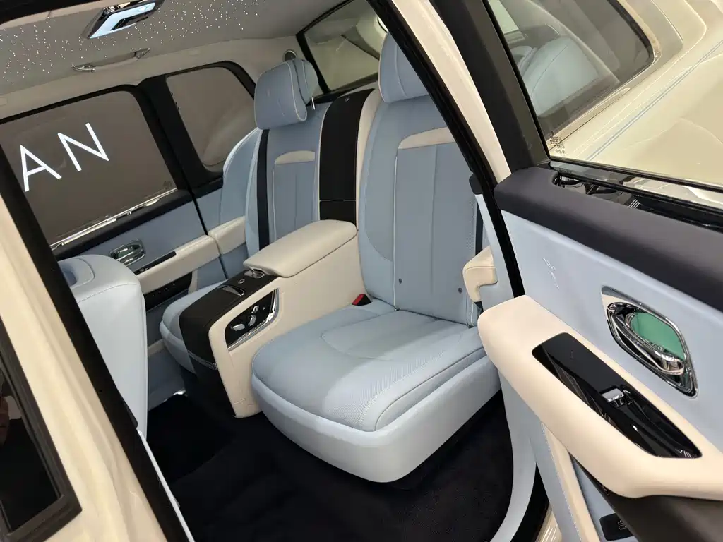 Rolls-Royce Cullinan 2026 мест