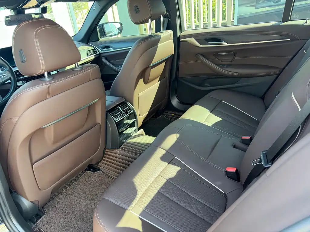 BMW 5 Series — миниатюра 8