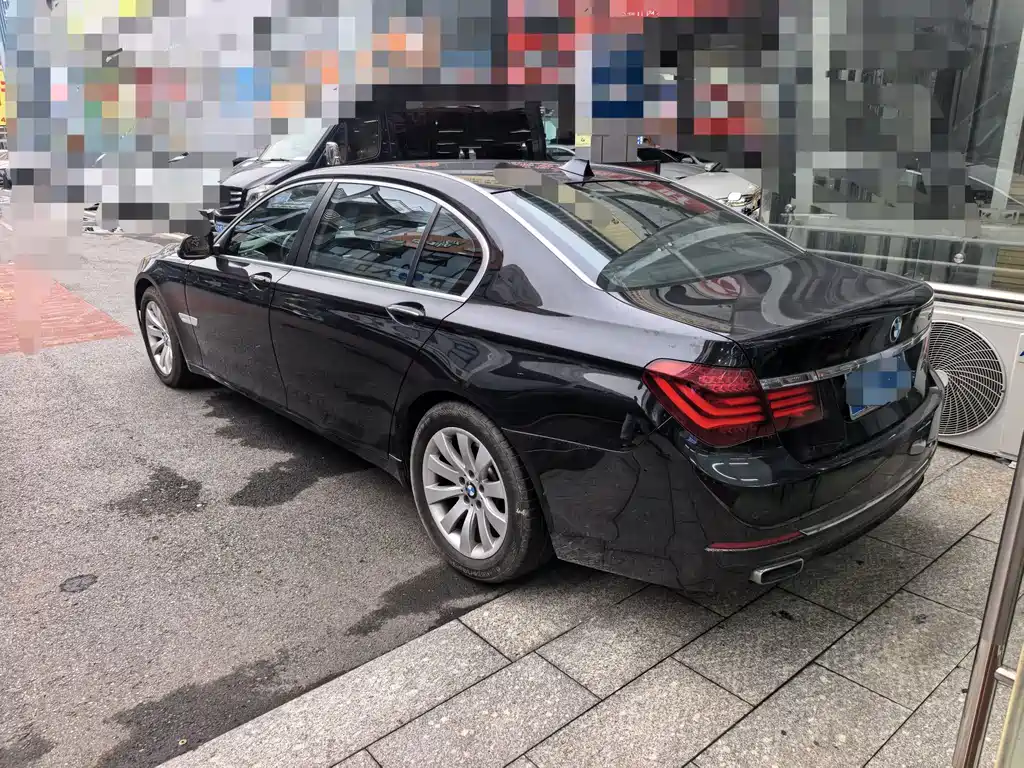 BMW 7 Series — миниатюра 13