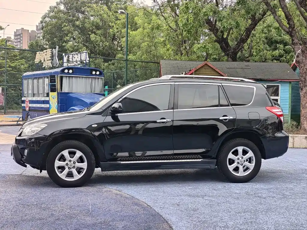 Toyota RAV4 — миниатюра 4
