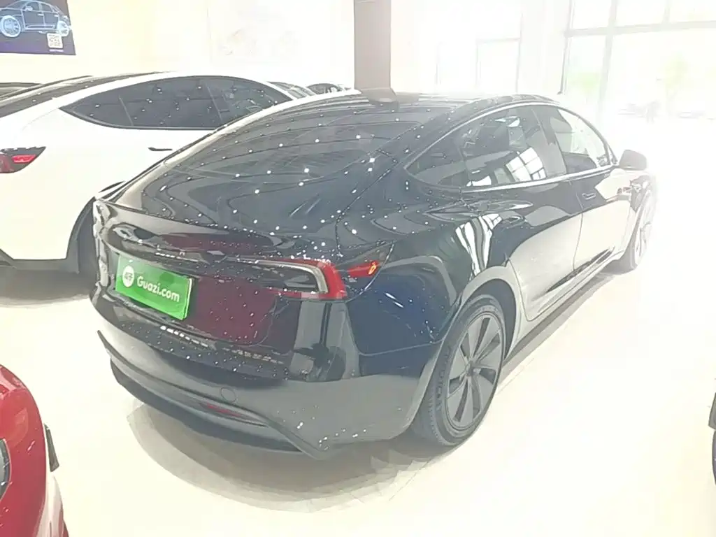 Tesla Model 3 — миниатюра 7