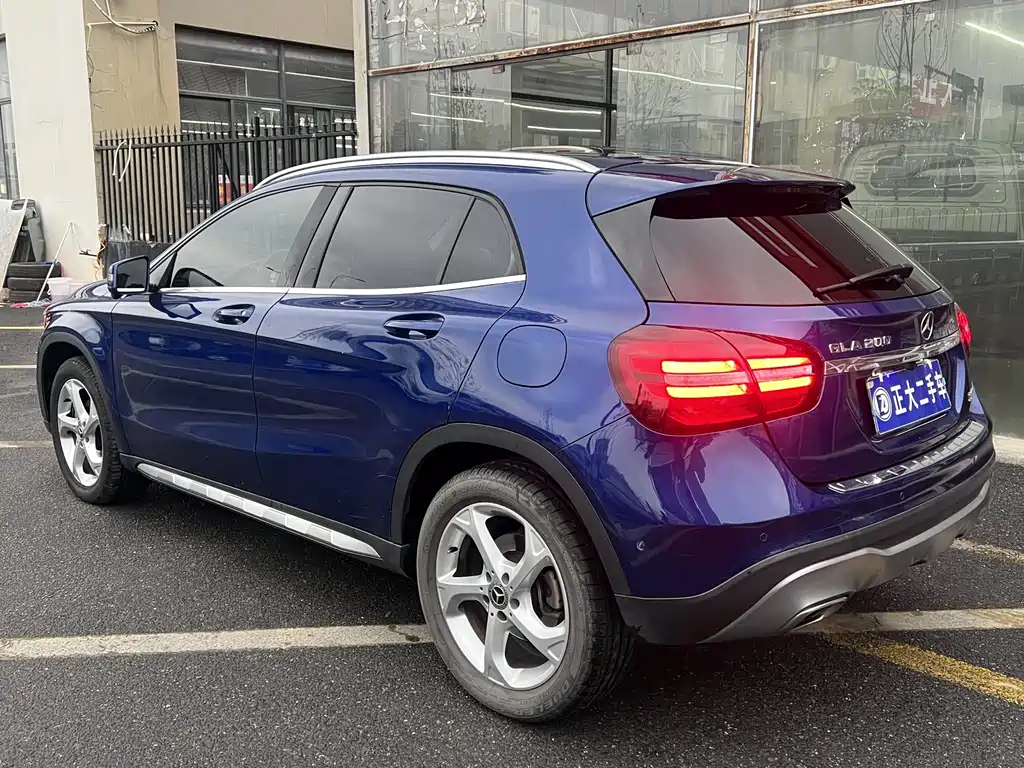 MERCEDES-BENZ GLA