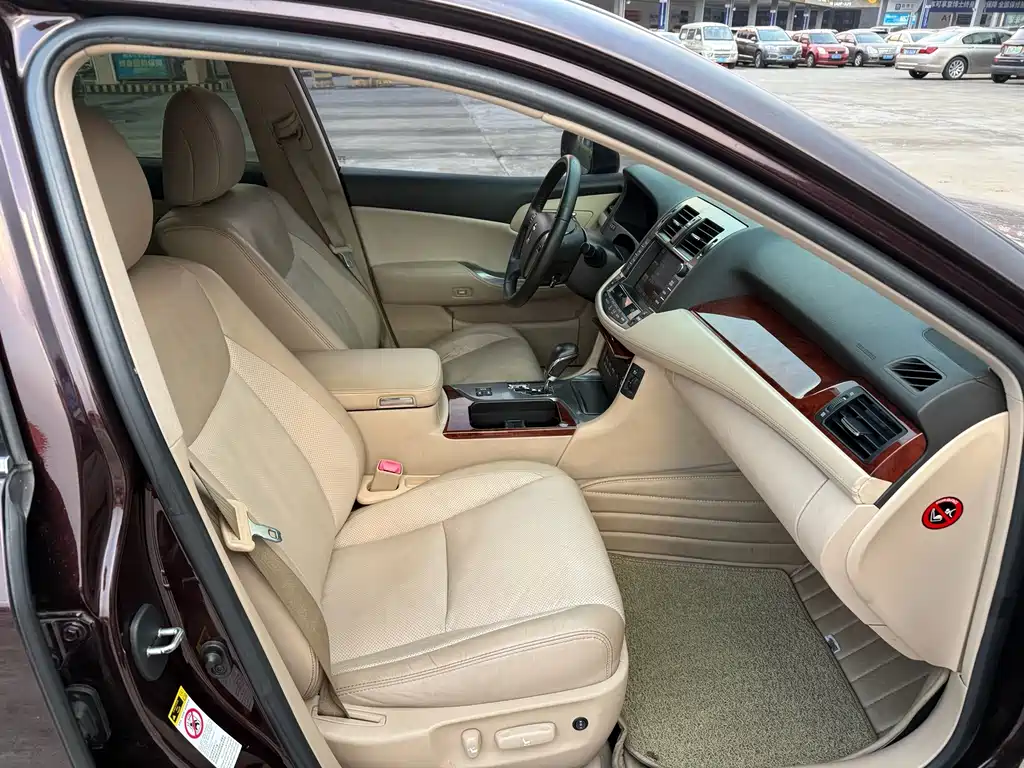 Toyota Crown — миниатюра 8