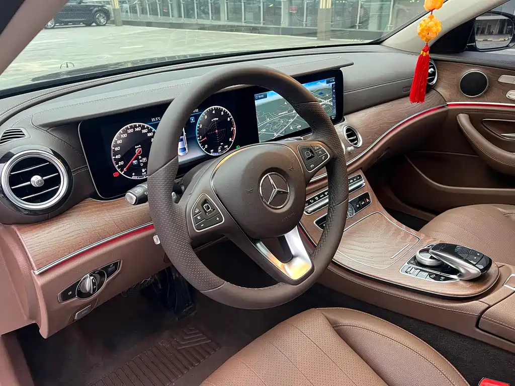 Mercedes-Benz E-Class — миниатюра 6