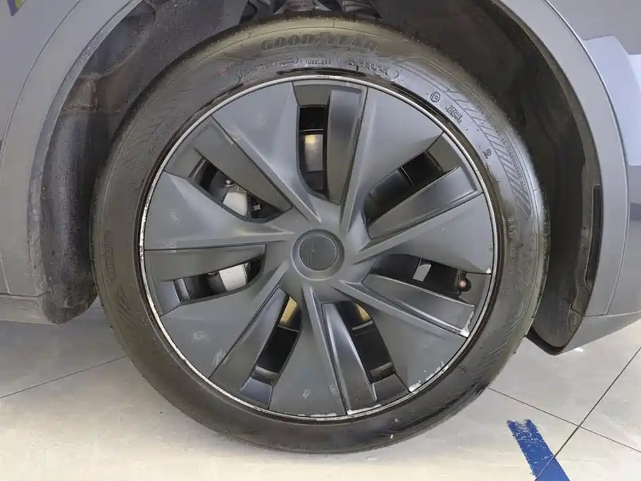 Tesla Model Y — миниатюра 6