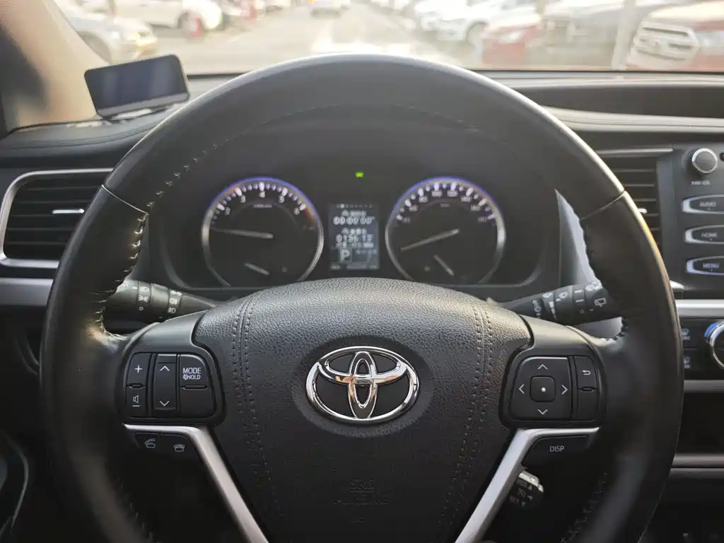 TOYOTA HIGHLANDER