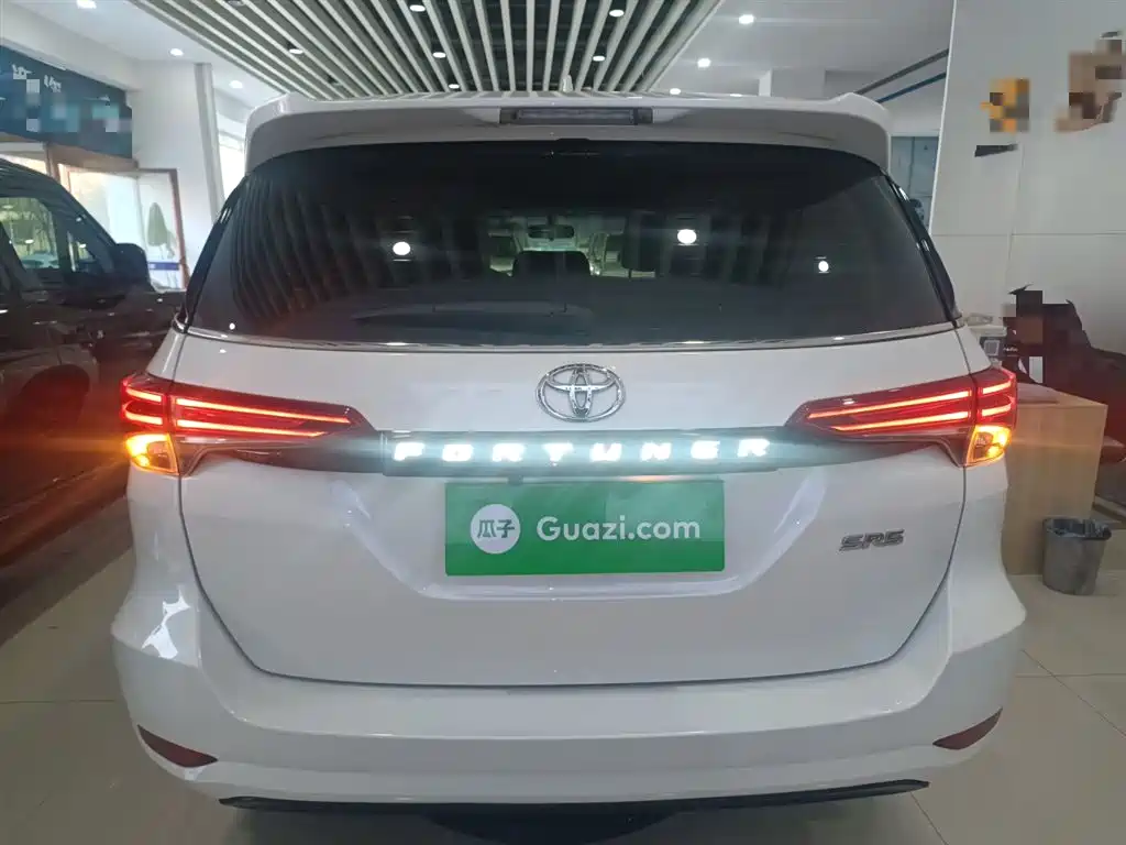 Toyota Fortuner — миниатюра 6