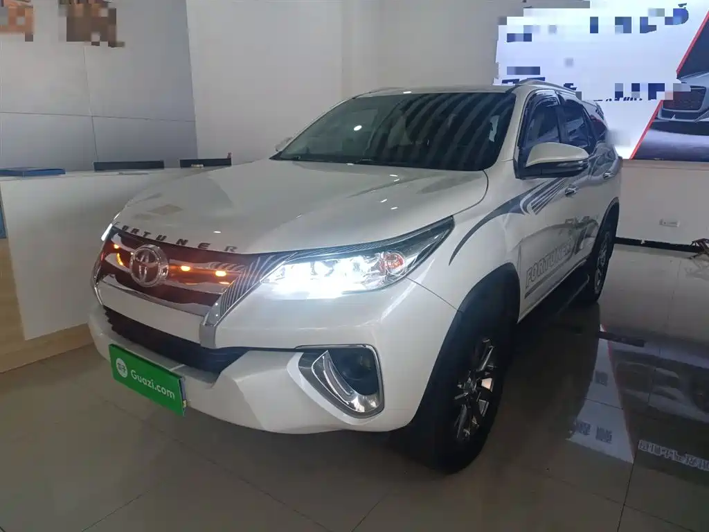 Toyota Fortuner — миниатюра 2