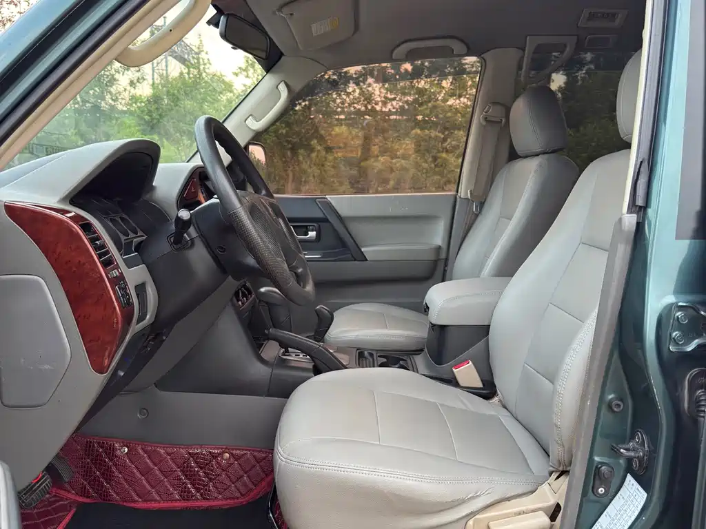 Mitsubishi Pajero — миниатюра 8
