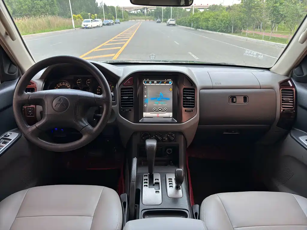 Mitsubishi Pajero — миниатюра 10