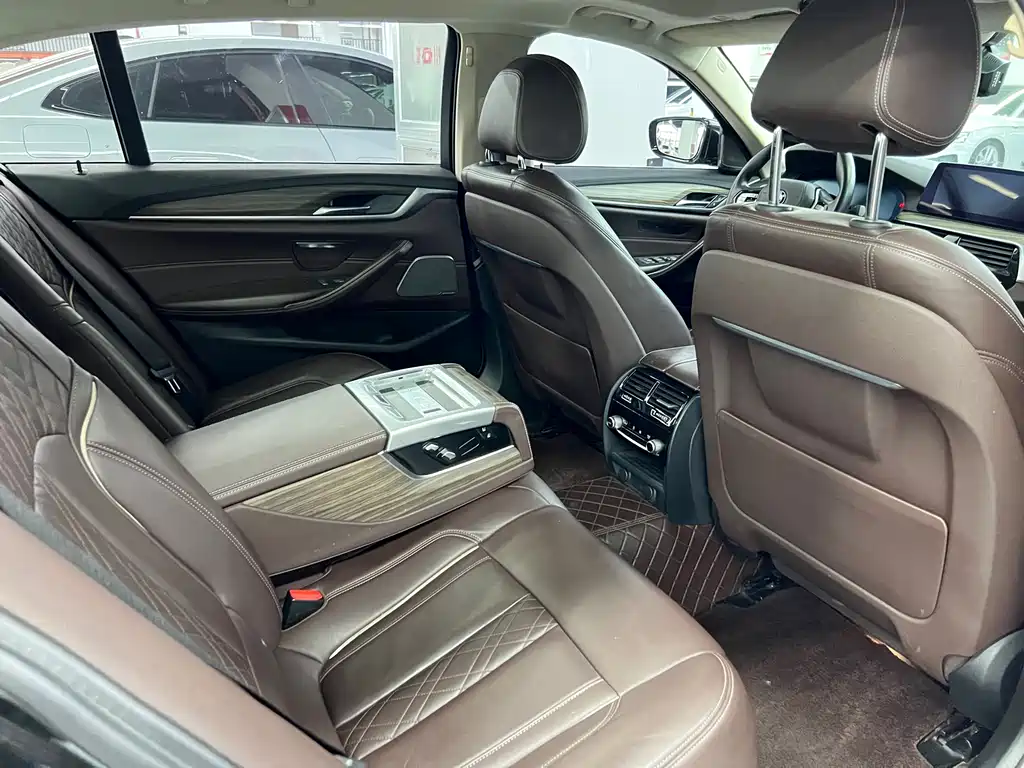 BMW 5 Series — миниатюра 9