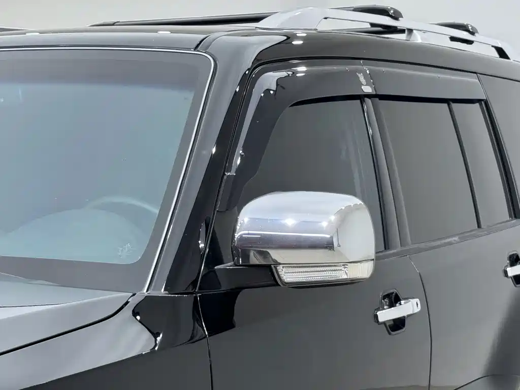 Mitsubishi Pajero (Import) — миниатюра 18