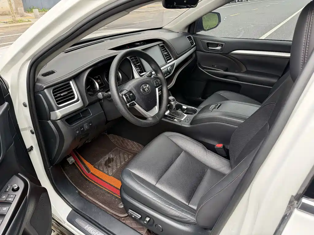 Toyota Highlander 2021 2.0T Luxury 7 мест