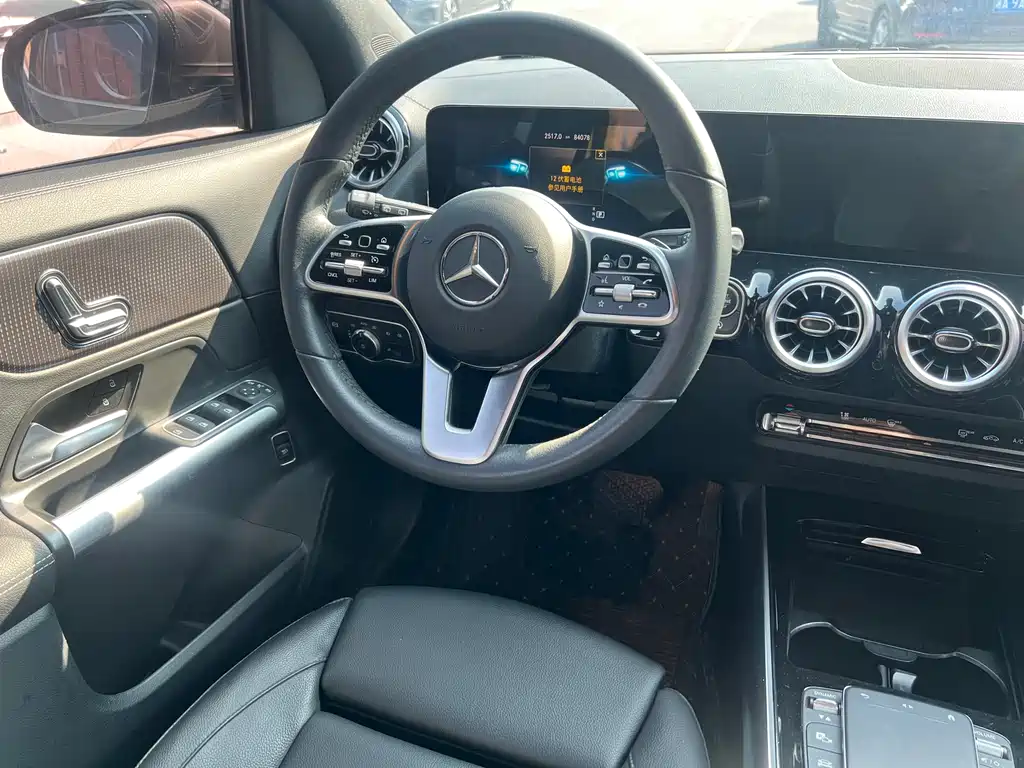 MERCEDES-BENZ GLA