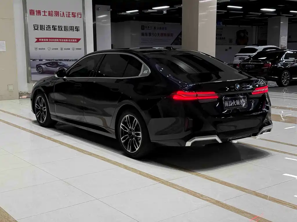 BMW 5 Series — миниатюра 8