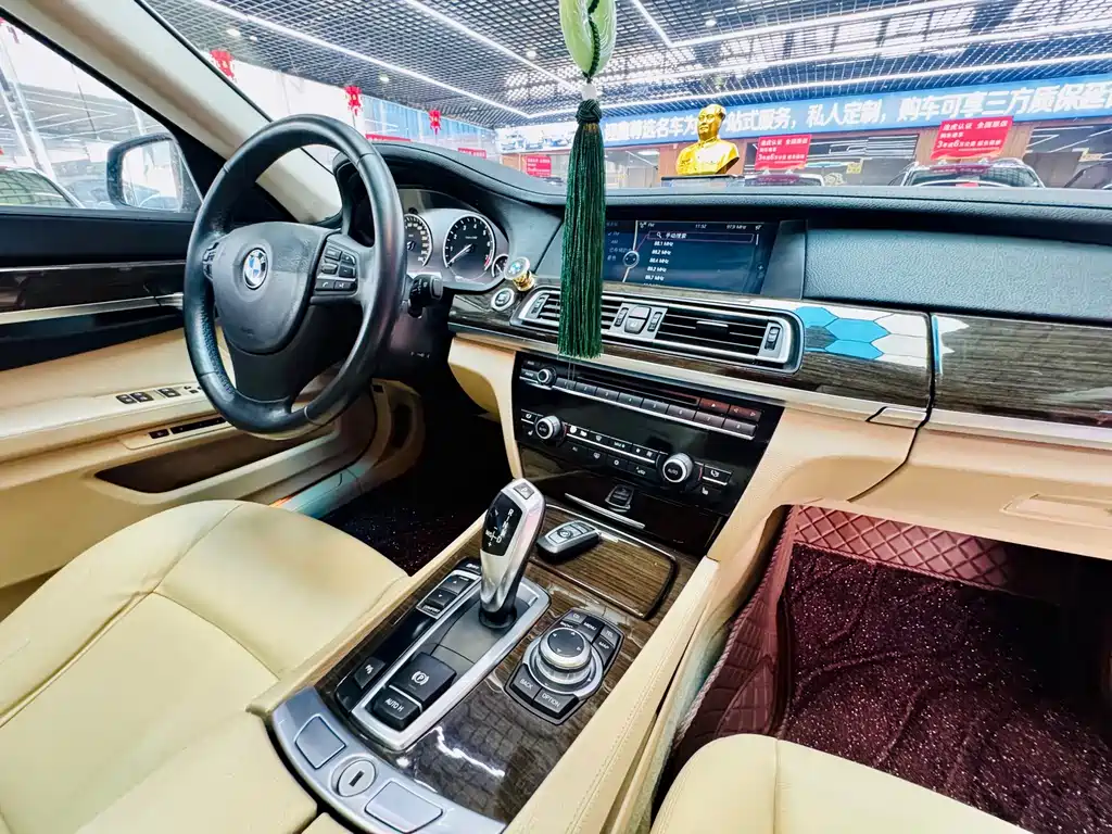 BMW 7 Series — миниатюра 14