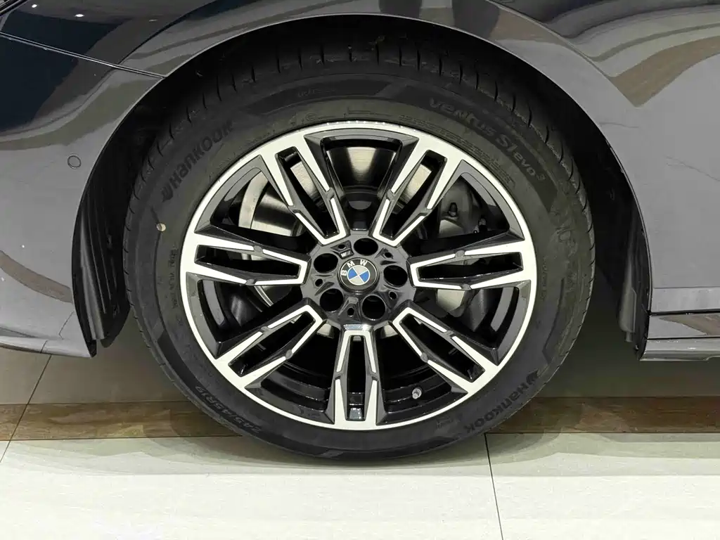BMW 5 Series — миниатюра 12