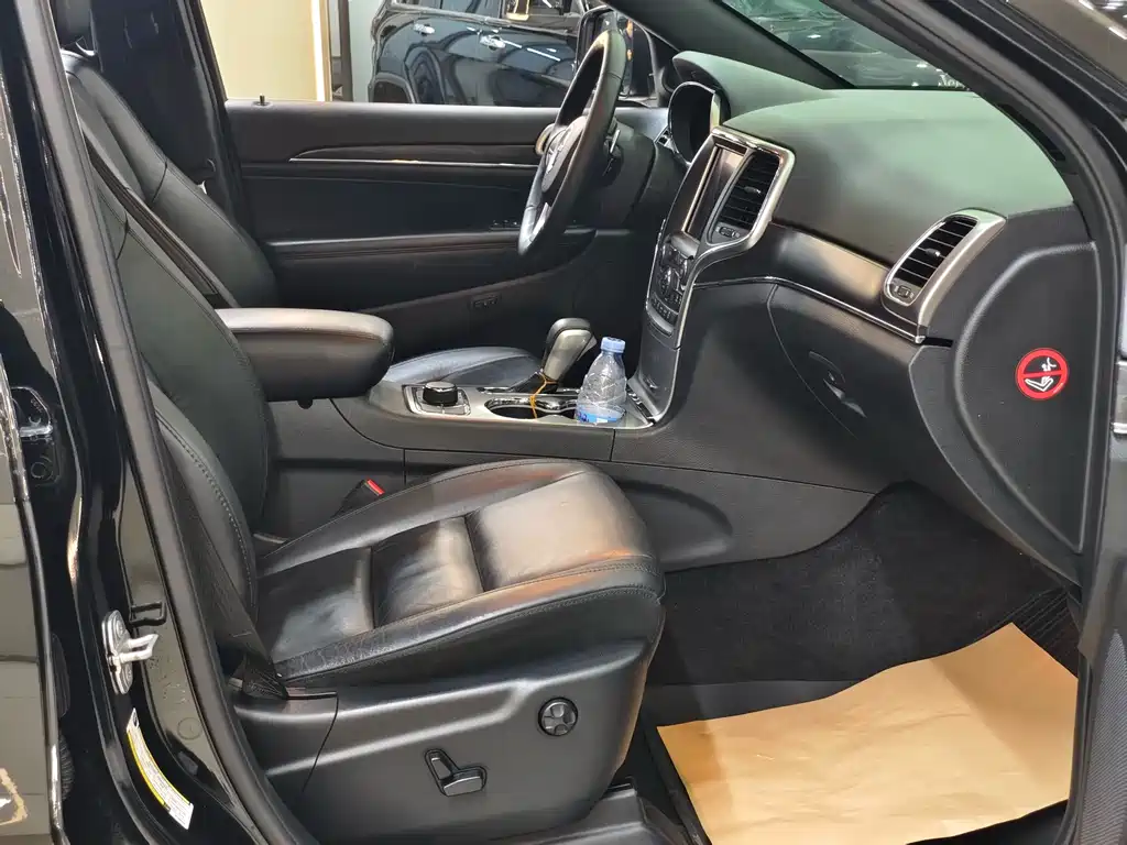 Jeep Grand Cherokee (Import) — миниатюра 12