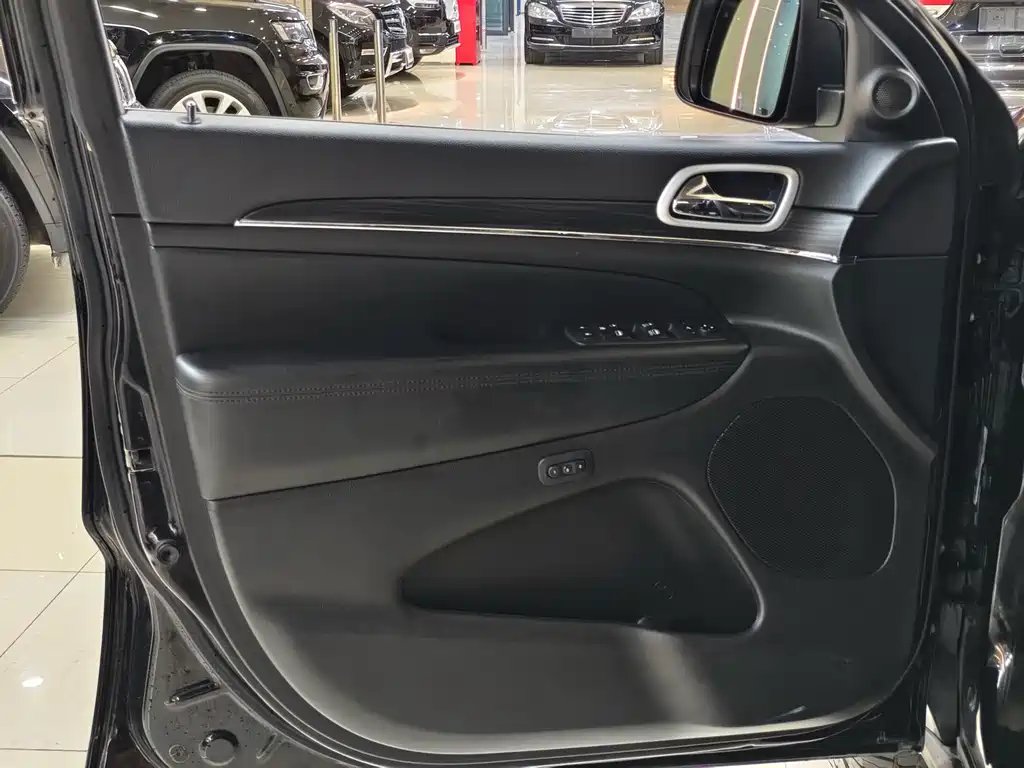 Jeep Grand Cherokee (Import) — миниатюра 4