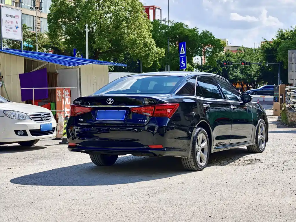Toyota Crown — миниатюра 9