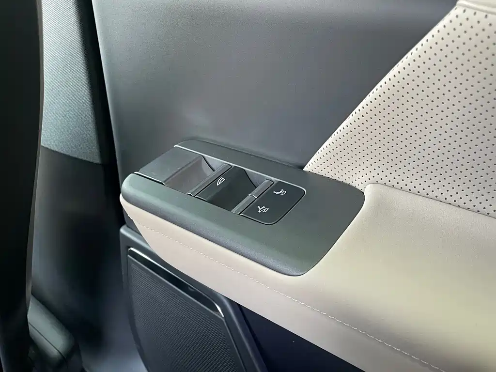 Volvo XC70 PHEV — миниатюра 15