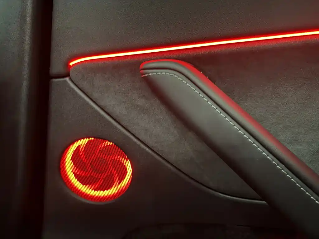 Tesla Model Y — миниатюра 15