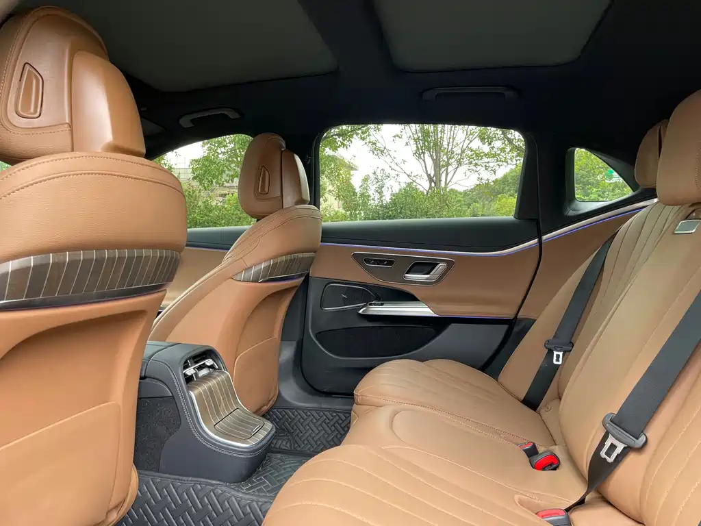 Mercedes-Benz E-Class — миниатюра 7