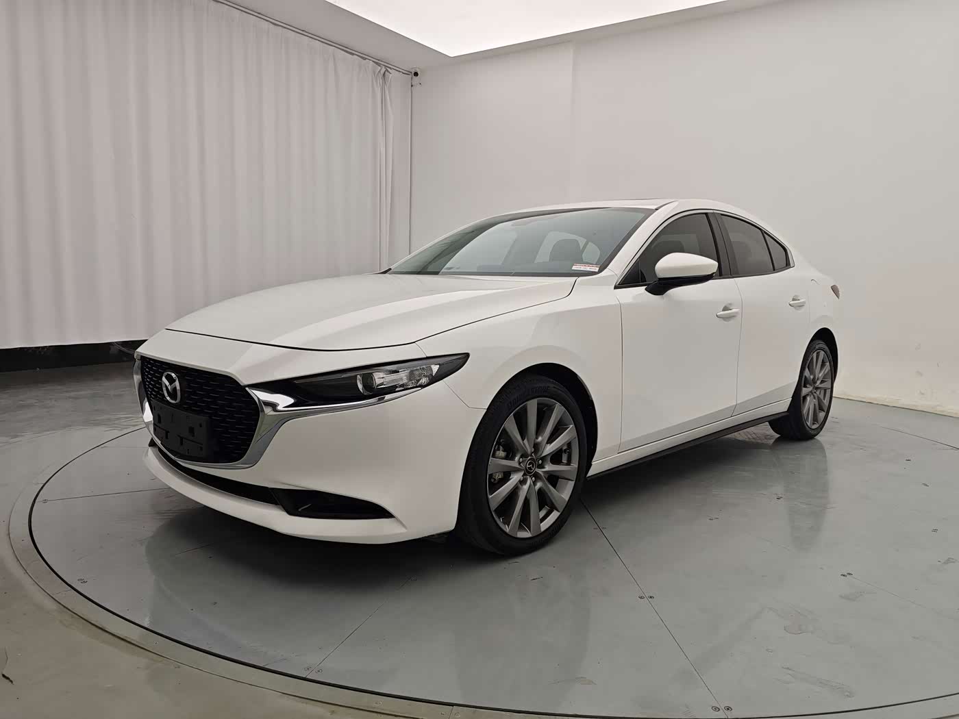 Mazda Mazda3 Axela 2.0 л 2021 г. Белый, пробег 28000 км