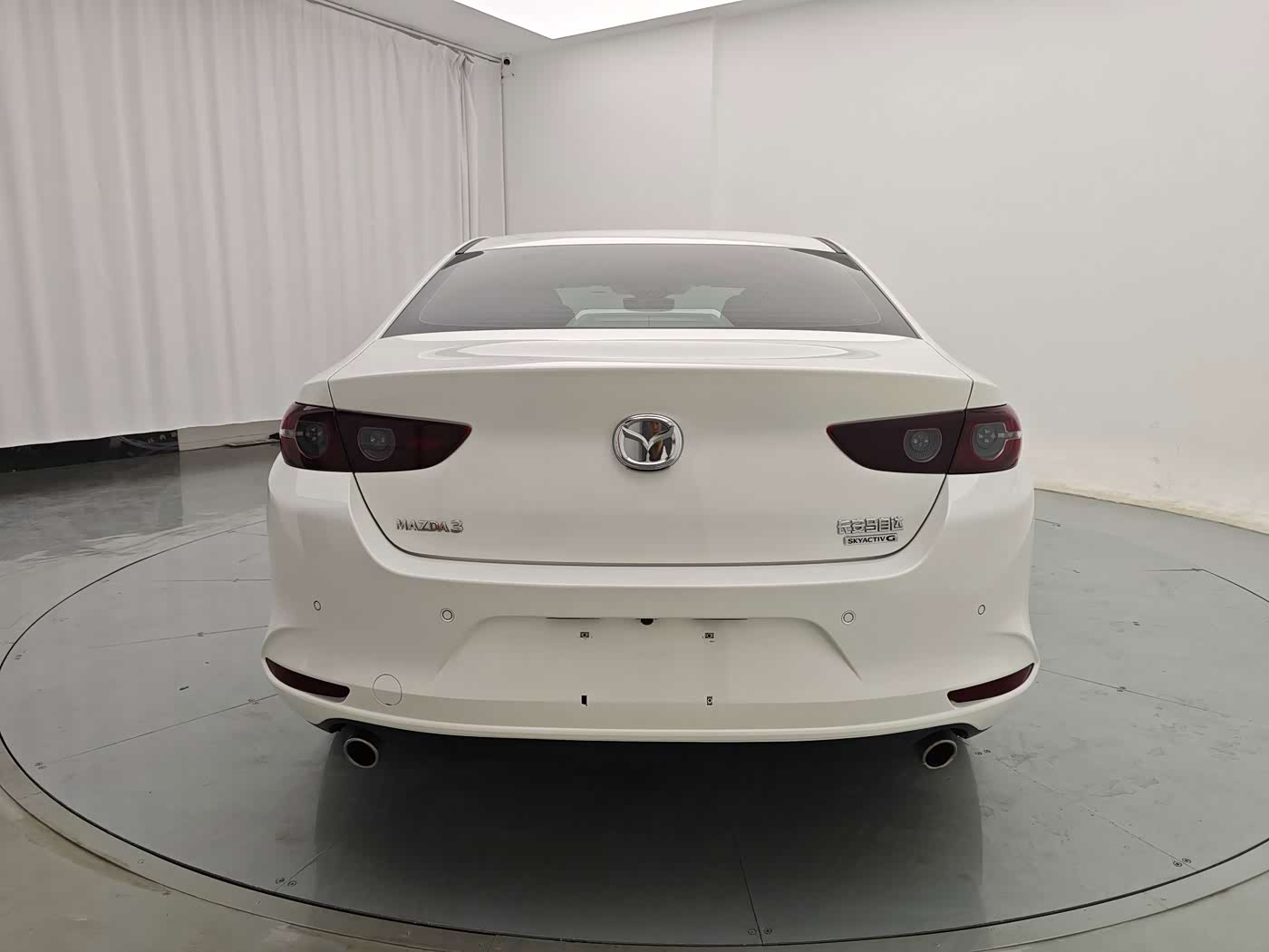 Mazda Mazda3 Axela 2.0 л 2021 г. Белый, пробег 28000 км