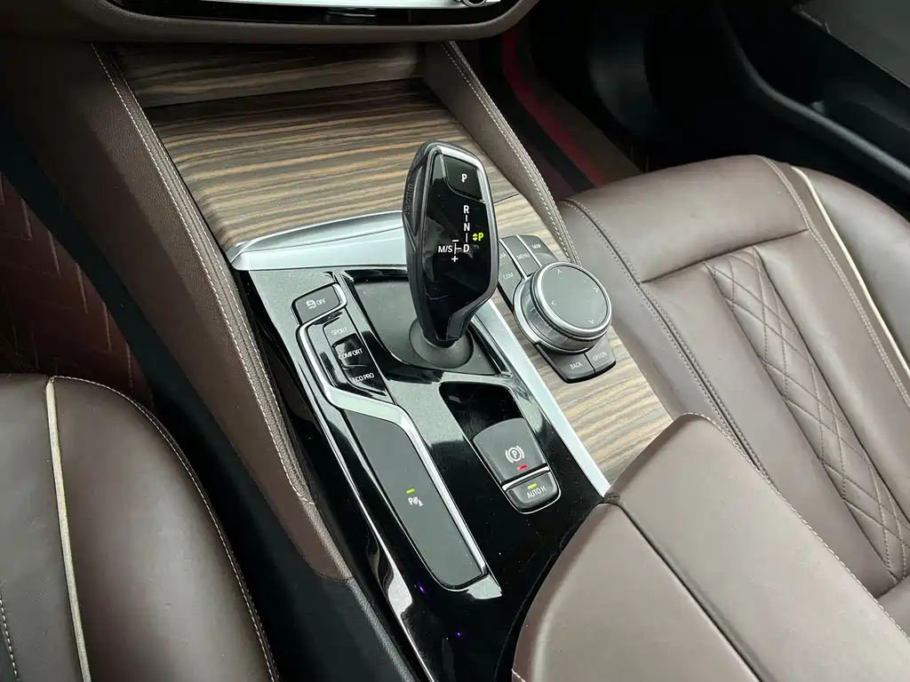 BMW 5 Series — миниатюра 10