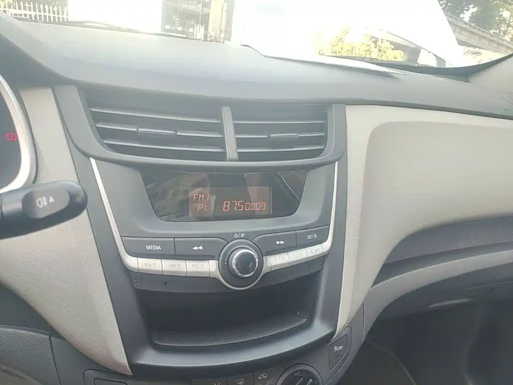 Chevrolet Sail — миниатюра 13