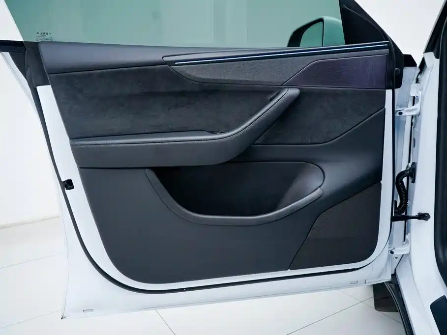 Tesla Model Y — миниатюра 16