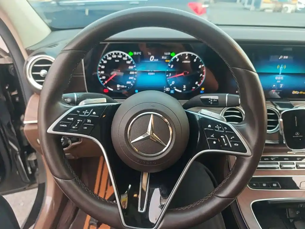 Mercedes-Benz E-Class — миниатюра 11
